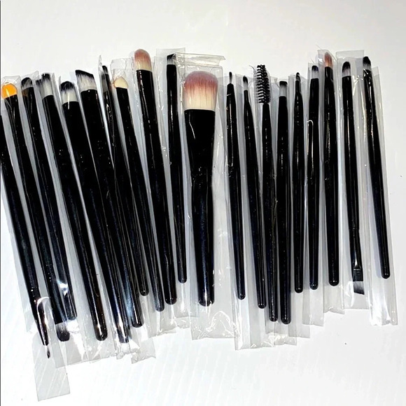 NEW 20 MAKEUP BRUSHES BLACK GIFT FACE BRIDESMAIDS BACHELORETTE WEDDING - Picture 1 of 5